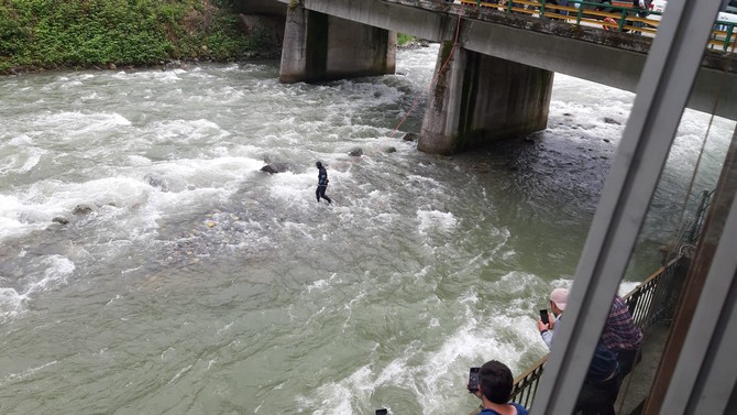 rizede-fotograf-cektirirken-dereye-duserek-kaybolan-turisti-arama-calismalari-suruyor-1.jpg