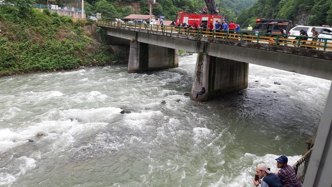 rizede-fotograf-cektirirken-dereye-duserek-kaybolan-turisti-arama-calismalari-suruyor-2.jpg