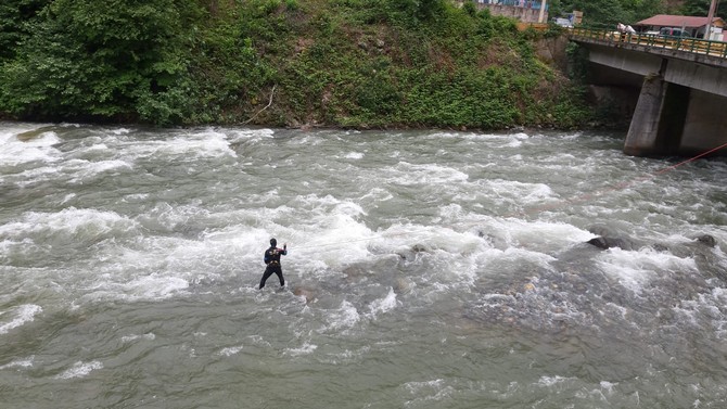 rizede-fotograf-cektirirken-dereye-duserek-kaybolan-turisti-arama-calismalari-suruyor-3.jpg