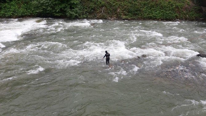 rizede-fotograf-cektirirken-dereye-duserek-kaybolan-turisti-arama-calismalari-suruyor-4.jpg