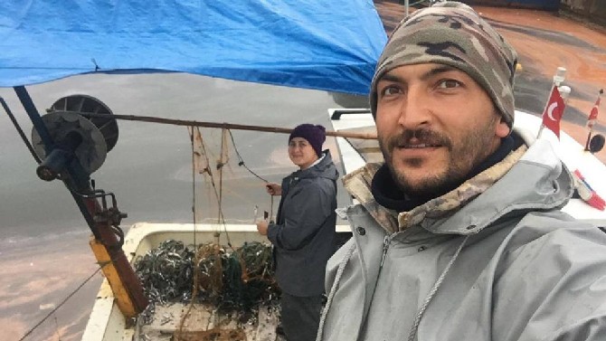 rizede-gecimlerini-balikcilikla-saglayan-gamze-ve-onur-terzi-her-sabah-beraber-ciktiklari-baliktan-beraber-donuyor-1.jpg