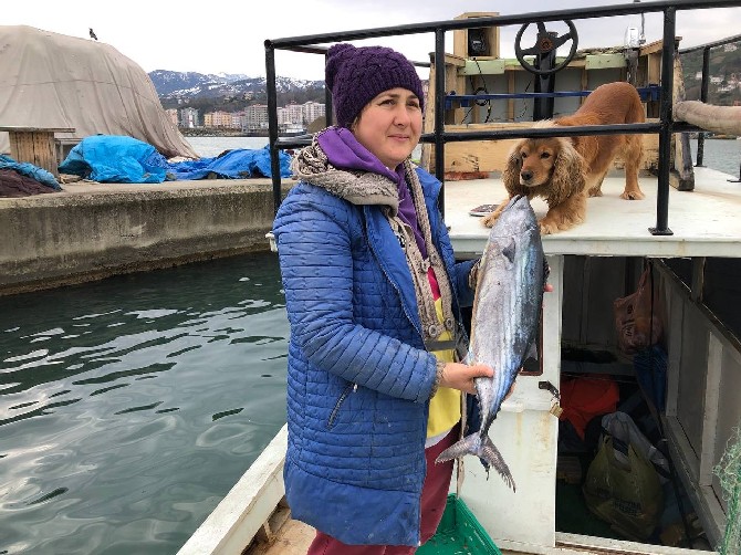 rizede-gecimlerini-balikcilikla-saglayan-gamze-ve-onur-terzi-her-sabah-beraber-ciktiklari-baliktan-beraber-donuyor-3.jpg
