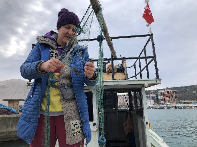 rizede-gecimlerini-balikcilikla-saglayan-gamze-ve-onur-terzi-her-sabah-beraber-ciktiklari-baliktan-beraber-donuyor-4.jpg