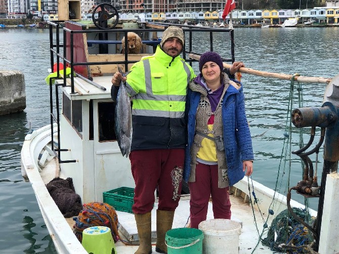 rizede-gecimlerini-balikcilikla-saglayan-gamze-ve-onur-terzi-her-sabah-beraber-ciktiklari-baliktan-beraber-donuyor-6.jpg
