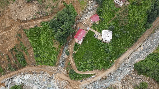 rizede-gectigimiz-carsamba-gunu-guneysu-ilcesi-ballidere-koyunde-bir-evin-guvenlik-kameralarina-yansiyan-goruntuler-yasanan-sel-felaketinin-boyutunu-gozler-onune-sererken-o-anlarin-taniklari-yasadiklari-5.jpg