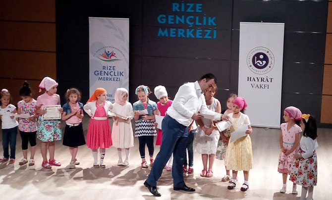 rizede-genclik-hizmetleri-ve-spor-il-mudurlugu-ve-hayrat-vakfi-tarafindan-birlikte-acilan-yaz-kuran-kurslari-mezunlarini-verdi-1.jpg