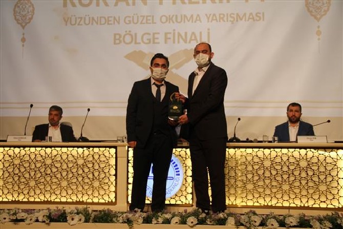 rizede-gerceklestirilen-kuran-i-kerimi-yuzunden-guzel-okuma-yarismasi-bolge-finalinde-karadeniz-bolge-birincileri-belirlendi-4.jpg