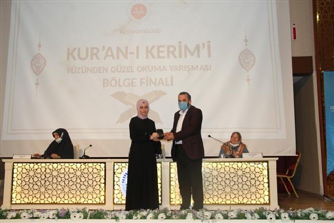 rizede-gerceklestirilen-kuran-i-kerimi-yuzunden-guzel-okuma-yarismasi-bolge-finalinde-karadeniz-bolge-birincileri-belirlendi-9.jpg
