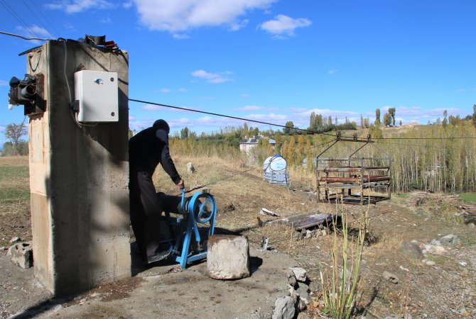 rizede-gordugu-teleferik-sistemini-memleketinde-kurdu.-yolu-olmayan-tarlaya-teleferikle-ulasiyor-(2).jpg