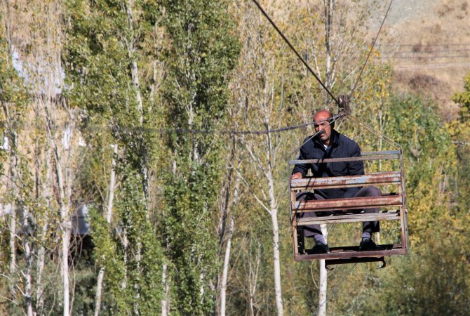 rizede-gordugu-teleferik-sistemini-memleketinde-kurdu.-yolu-olmayan-tarlaya-teleferikle-ulasiyor-(3).jpg