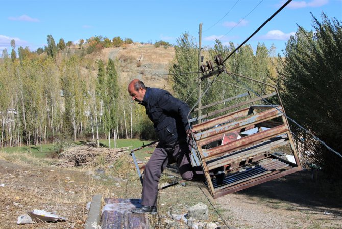 rizede-gordugu-teleferik-sistemini-memleketinde-kurdu.-yolu-olmayan-tarlaya-teleferikle-ulasiyor-(4).jpg