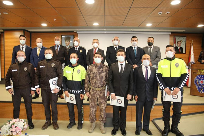 rizede-gorev-yapan-basarili-polislere-belge-verildi-(1).jpg