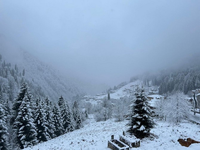 rizede-hava-sicakliginin-dusmesiyle-yuksek-kesimlerde-kar-etkili-oldu-kackar-daglari-milli-parki-icerisinde-bulunan-yaylalar-kar-yagisinin-ardindan-beyaz-ortuyle-kaplandi-dunyaca-unlu-ayder-yaylasinda-4.jpg