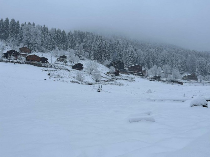 rizede-hava-sicakliginin-dusmesiyle-yuksek-kesimlerde-kar-etkili-oldu-kackar-daglari-milli-parki-icerisinde-bulunan-yaylalar-kar-yagisinin-ardindan-beyaz-ortuyle-kaplandi-dunyaca-unlu-ayder-yaylasinda-5.jpg