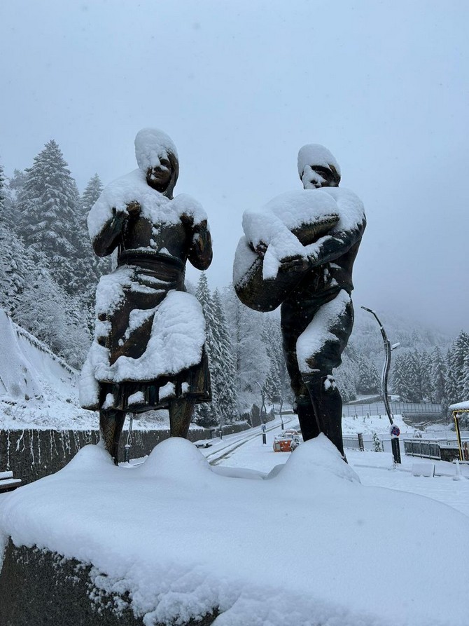 rizede-hava-sicakliginin-dusmesiyle-yuksek-kesimlerde-kar-etkili-oldu-kackar-daglari-milli-parki-icerisinde-bulunan-yaylalar-kar-yagisinin-ardindan-beyaz-ortuyle-kaplandi-dunyaca-unlu-ayder-yaylasinda-7.jpg