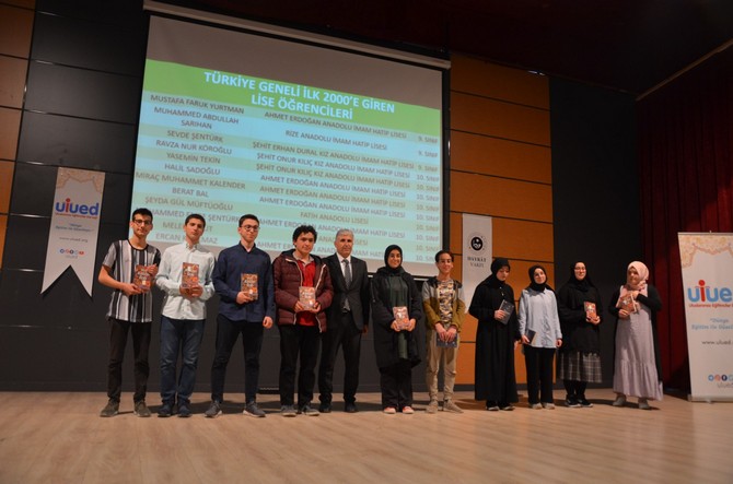 rizede-hayrat-vakfi-ve-uluslararasi-egitimciler-dernegi-ulued-tarafindan-milli-egitim-bakanligi-onayi-ile-duzenlenen-aydinlik-yarinlara-kitap-okuma-yarismasinda-dereceye-girenlere-odulleri-verildi-5.jpg