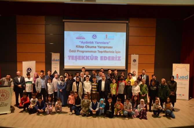 rizede-hayrat-vakfi-ve-uluslararasi-egitimciler-dernegi-ulued-tarafindan-milli-egitim-bakanligi-onayi-ile-duzenlenen-aydinlik-yarinlara-kitap-okuma-yarismasinda-dereceye-girenlere-odulleri-verildi-7.jpg