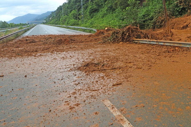 rizede-heyelan-1-001.jpg rizede-heyelan-1-001.jpg