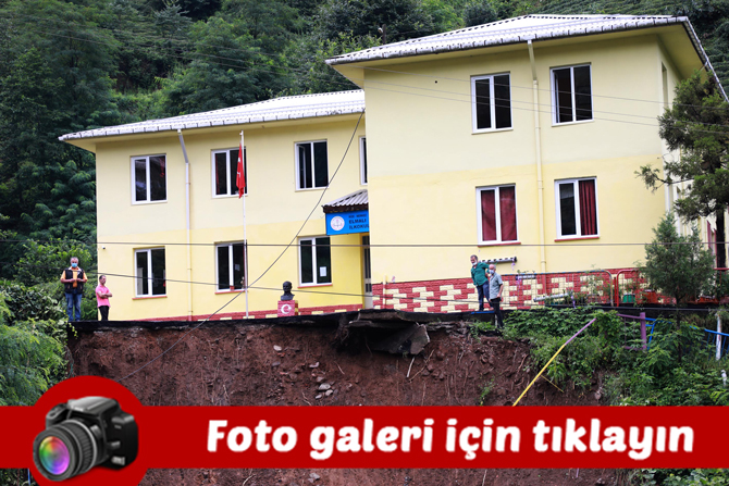 rizede-heyelan-nedeniyle-bir-okulun-bahcesi-coktu.jpg