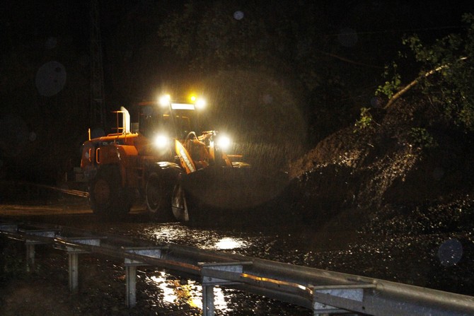 rizede-heyelan-sonucu-karadeniz-sahil-yolunun-artvin-yonu-ulasima-kapandi-(1).jpg