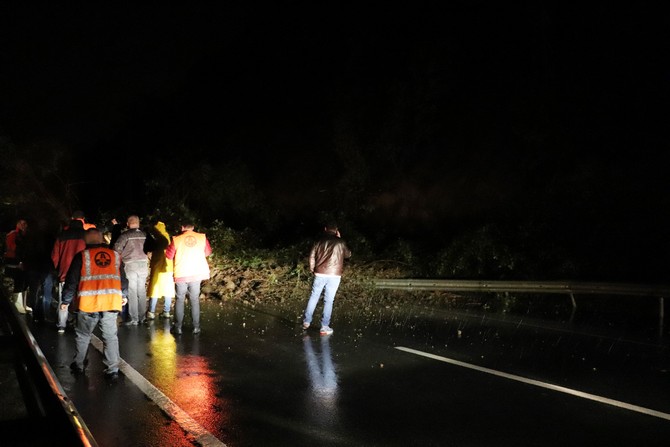 rizede-heyelan-sonucu-karadeniz-sahil-yolunun-artvin-yonu-ulasima-kapandi-(5).jpg