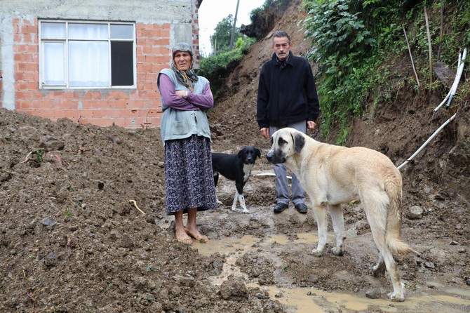 rizede-heyelandan-zarar-goren-evlerine-pencereden-girip-cikiyorlar-(3).jpg