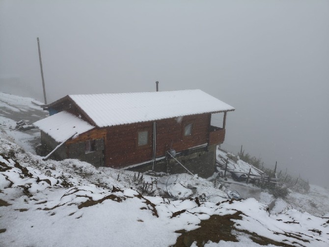rizede-huser-yaylasina-mevsimin-ilk-kari-yagdi-(1).jpg
