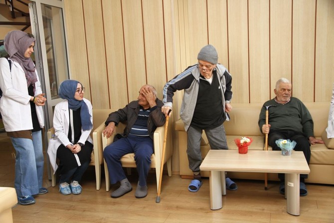 rizede-huzurevi-sakinlerine-fizik-tedavi-uygulamasi-yapildi-(12).jpg