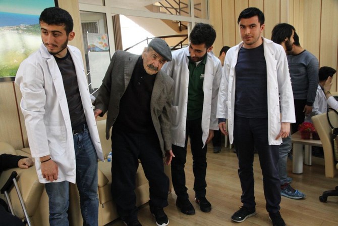 rizede-huzurevi-sakinlerine-fizik-tedavi-uygulamasi-yapildi-(5).jpg
