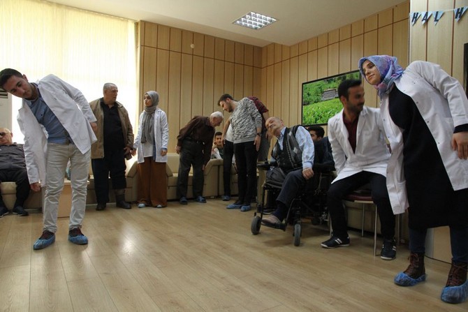 rizede-huzurevi-sakinlerine-fizik-tedavi-uygulamasi-yapildi-(6).jpg