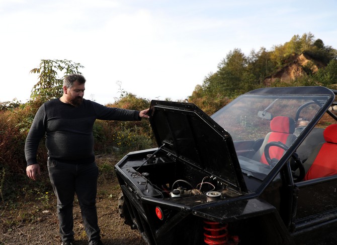 rizede-iki-kardes-ibrahim-ve-emrah-cakar-ile-kaynak-ustasi-arkadaslari-fatih-buyuk-eski-arac-parcalarindan-utv-adi-verilen-arazi-araci-yapti-6.jpg