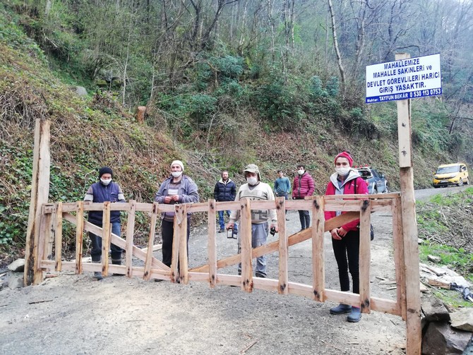 rizede-iki-muhtar-koronavirus-nedeniyle-gelenleri-kontrol-etmek-icin-mahalle-girisine-kapi-yerlestirdi-(1).jpg