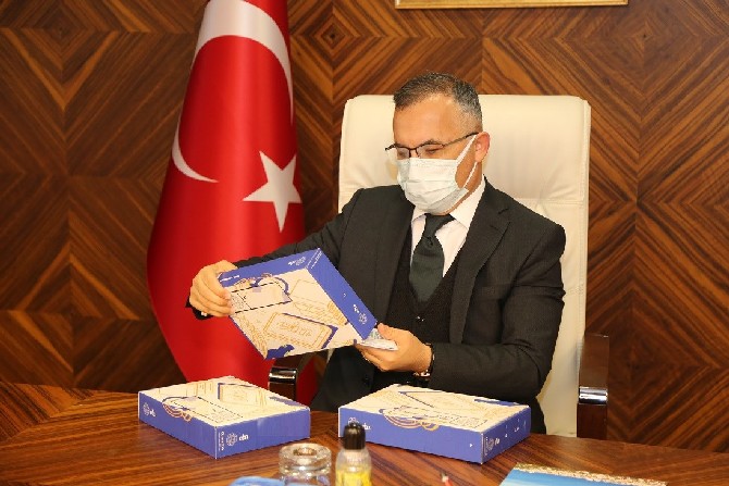 rizede-ilk-tabletler-vali-kemal-ceber-tarafindan-teslim-edildi-(5).jpg