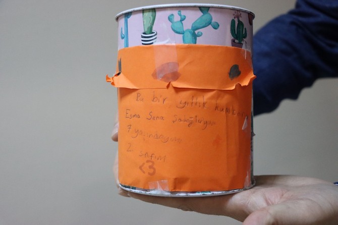 rizede-ilkogretim-2-sinif-ogrencisi-esma-senanin-bir-yildir-kumbarasindaki-biriktirdigi-para-depremzedelere-ulasti-3.jpg