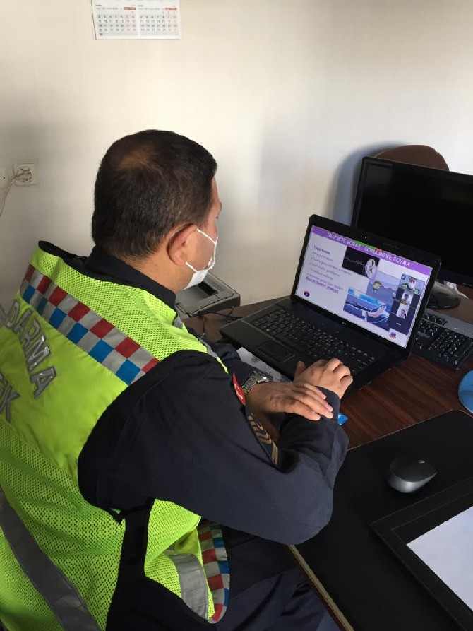 rizede-jandarma-ekipleri-218-ogrenciye-uzaktan-trafik-egitimi-verdi-(1).jpg