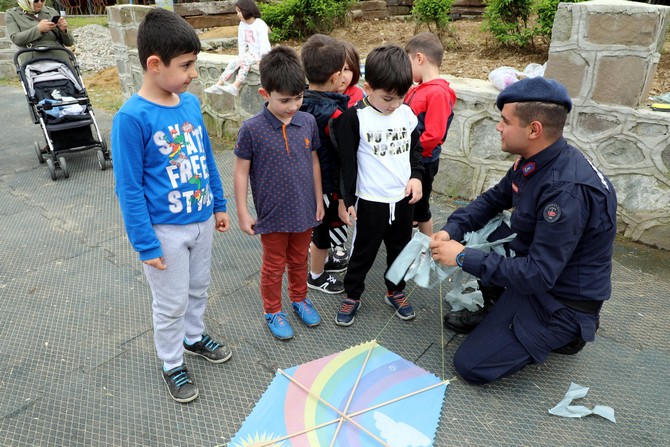 rizede-jandarma-teskilatinin-180.-yili-etkinlikleri-kapsaminda-ucurtma-senligi-duzenlendi-(3).jpg
