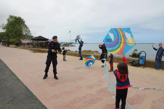 rizede-jandarma-teskilatinin-180.-yili-etkinlikleri-kapsaminda-ucurtma-senligi-duzenlendi-(4).jpg