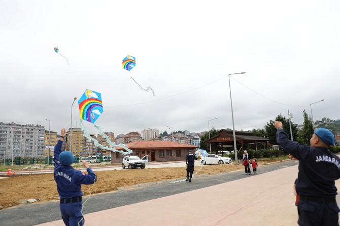 rizede-jandarma-teskilatinin-180.-yili-etkinlikleri-kapsaminda-ucurtma-senligi-duzenlendi-(5).jpg