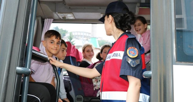 rizede-jandarmadan-okul-servislerinde-denetim-2.jpg