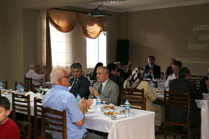 rizede-jandarmanin-176.-kurulus-yil-donumu-dolayisiyla-sehit-aileleri-onuruna-yemek-verildi-1.jpg