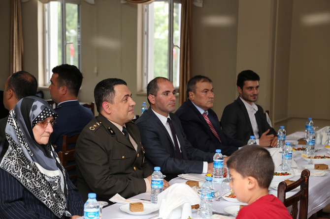 rizede-jandarmanin-176.-kurulus-yil-donumu-dolayisiyla-sehit-aileleri-onuruna-yemek-verildi-2.jpg