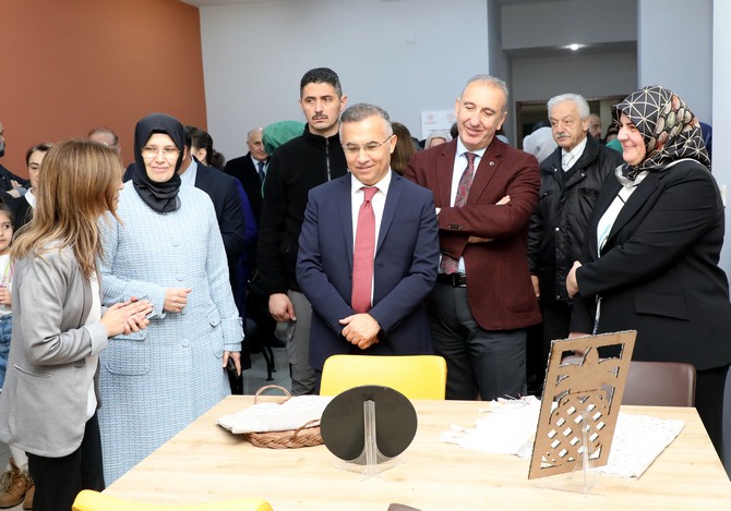 rizede-kadin-kooperatifleri-ile-halk-egitim-merkezi-kursiyerlerinin-yoresel-urunleri-yenilikci-tasarimlara-donusturecegi-atolye-acildi-1.jpg