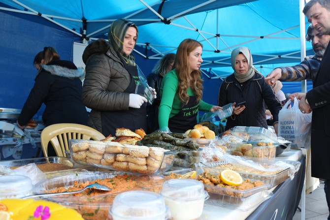 rizede-kadin-kooperatifleri-ve-kadin-konseyi-depremzedeler-icin-kermes-duzenledi-2-002.jpg