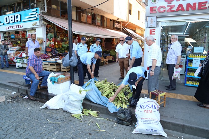 rizede-kaldirim-isgali-yapan-esnaflar-uyarildi-(9).jpg