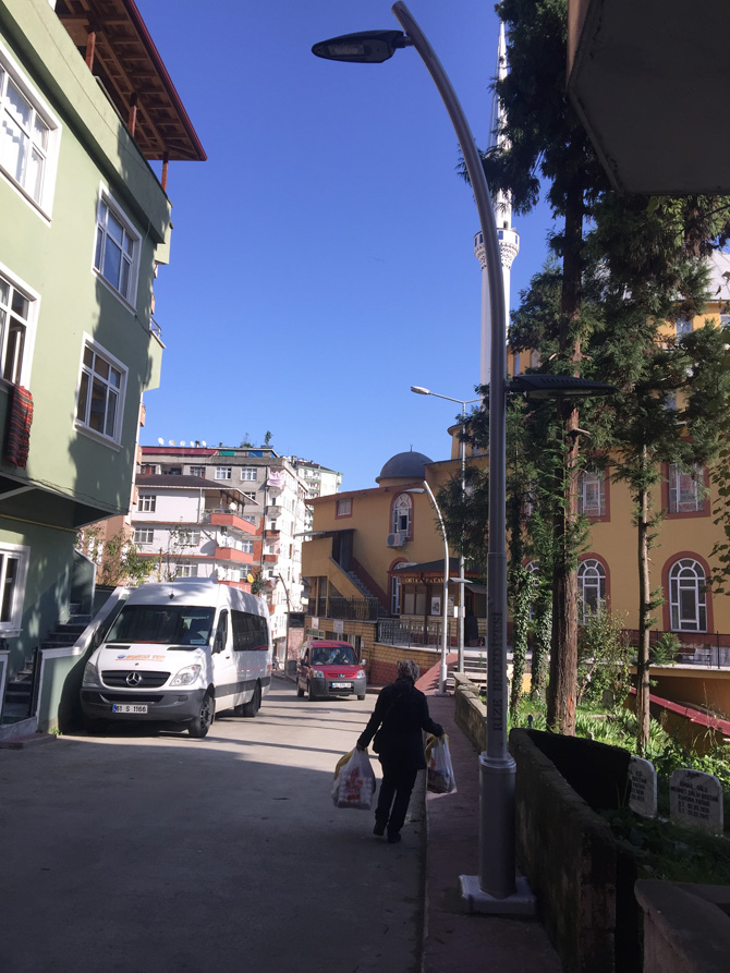 rizede-kaldirim-ortasinda-aydinlatma-diregi.jpg