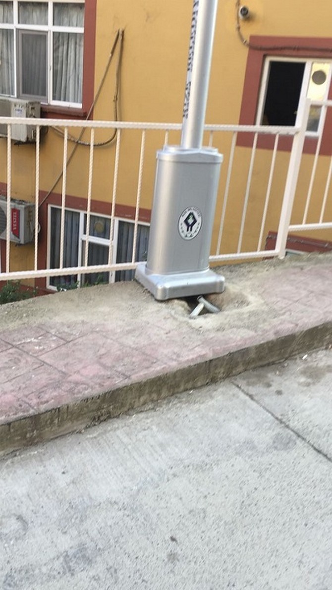 rizede-kaldirim-ortasindaki-aydinlatma-direkleri-sokuluyor-(5).jpg