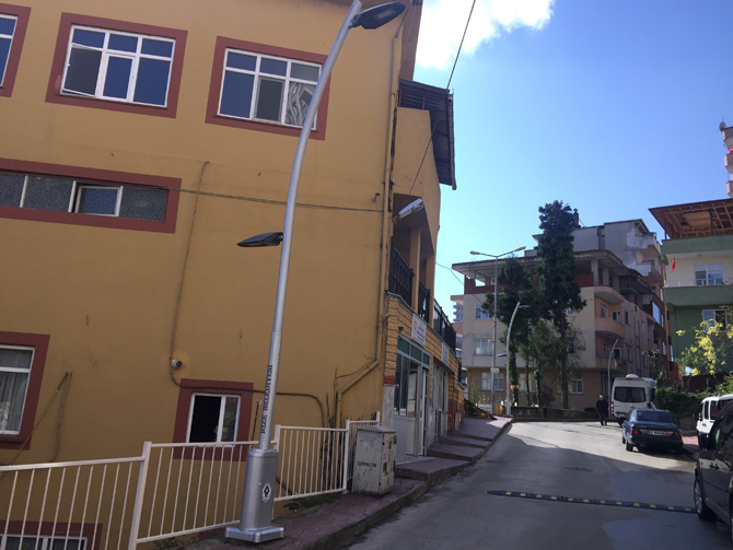 rizede-kaldirim-ortasindaki-aydinlatma-direkleri-sokuluyor-002.jpg