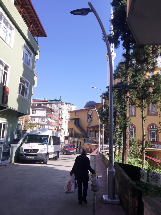 rizede-kaldirim-ortasindaki-aydinlatma-direkleri-sokuluyor.jpg