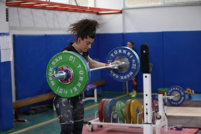 rizede-kampta-bulunan-kadin-milli-haltercilerin-gozu-madalyada-(5).jpg