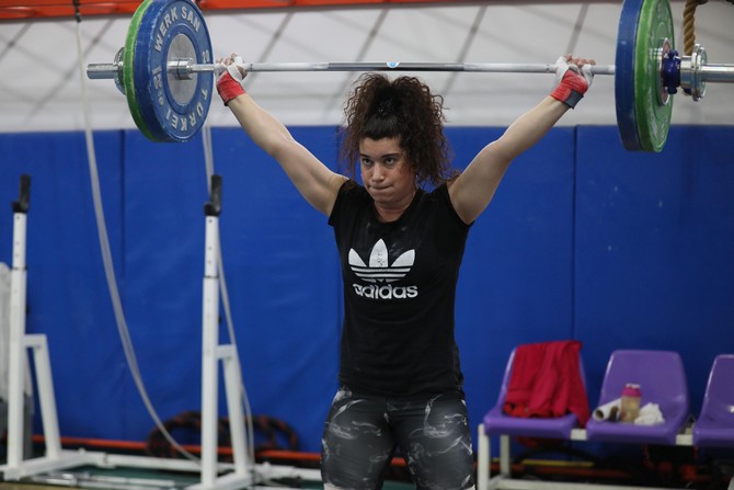 rizede-kampta-bulunan-kadin-milli-haltercilerin-gozu-madalyada-(6).jpg